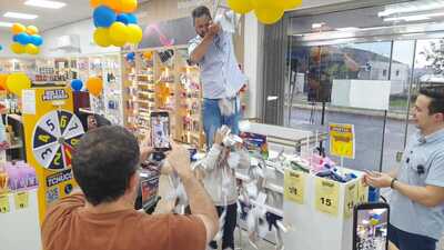 Leocir Potratz ganha moto elétrica em promoção da Farmácia do Tchuco